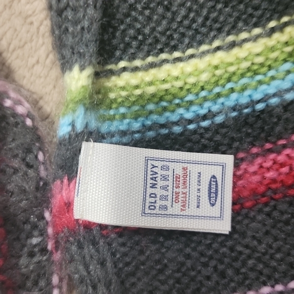 One Gap hat and 2 scarfs - Picture 4 of 4